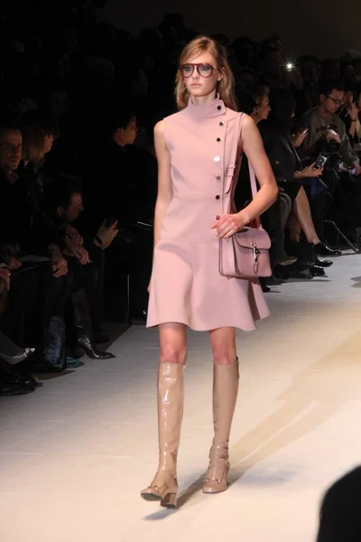 Modell Visar Skapelse Gucci Höst Vinter 2014 Modevisning Milanos Modeveckan — Stockfoto