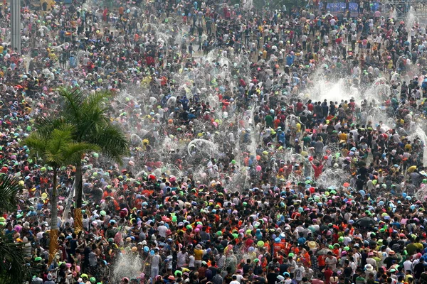 2014年4月14日 在中国云南省西双版纳省景洪市泼水广场上 成群结队的当地人泼水庆祝戴族新年 — 图库照片
