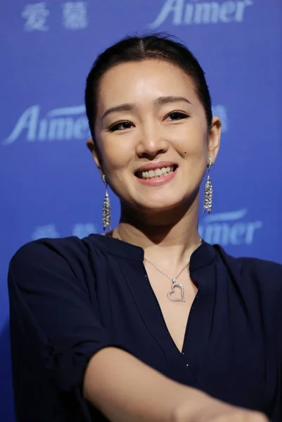 Actriz China Gong Sonríe Una Entrevista Después Del Desfile Lencería — Foto de Stock
