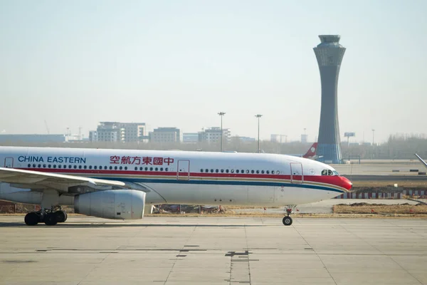 Sugárhajtású Repülőgép Kína Eastern Airlines Taxik Egy Repülőtéren Sanghajban Kína — Stock Fotó