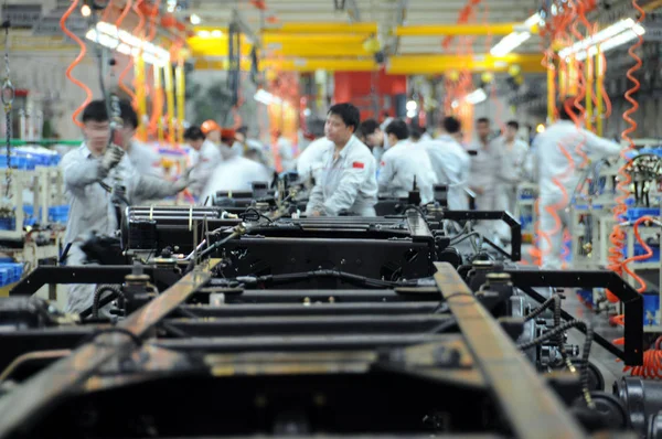 Trabajadores Chinos Preparan Piezas Línea Montaje Camiones Pesados Una Planta — Foto de Stock