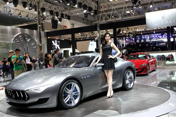 2014年4月20日在中国北京举行的第十三届北京国际汽车展览会 2014年中国汽车 一个模型以玛莎拉蒂阿尔菲耶里概念摆姿势 — 图库照片