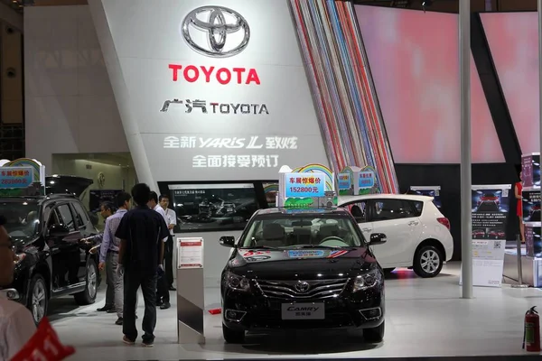 Emberek Látogat Áll Ból Toyota Közben Egy Autó Kiállítás Ban — Stock Fotó