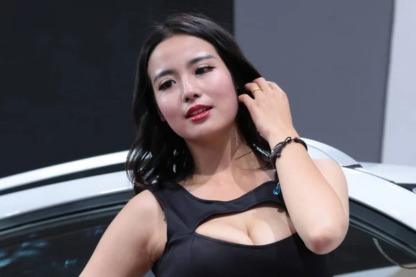 Model Představuje Během Peking Mezinárodní Automobilové Výstavy Také Známý Jako — Stock fotografie