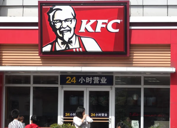 Pedestres Passam Por Restaurante Fast Food Kfc Cidade Yichang Província — Fotografia de Stock
