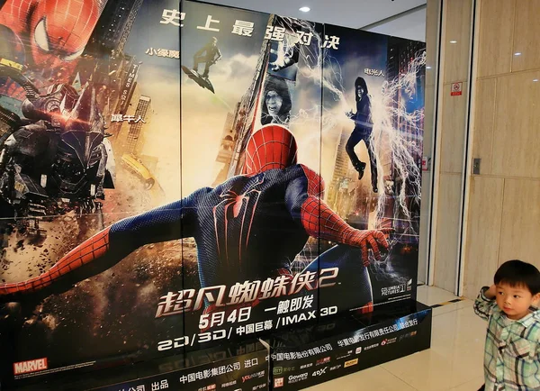 Joven Chino Pasa Por Cartel Película Amazing Spider Man Cine — Foto de Stock