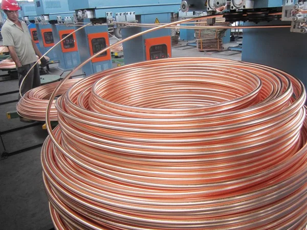 Trabajador Chino Supervisa Producción Tubos Cobre Espiral Una Fábrica Ciudad — Foto de Stock