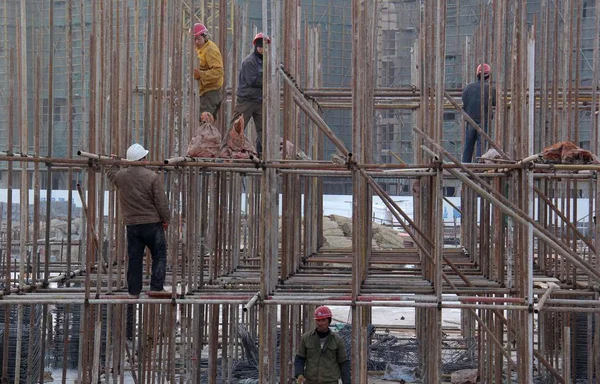 Κινέζοι Μετανάστες Χτίσουν Σκαλωσιές Οικοδομής Στο Εργοτάξιο Του Έργου Ακινήτων — Φωτογραφία Αρχείου