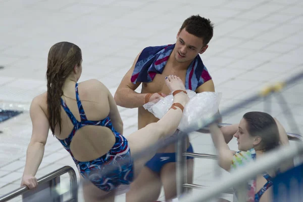 Angielski Nurek Tomas Daley Centrum Stosuje Worek Lodzie Nodze Żeńskiej — Zdjęcie stockowe