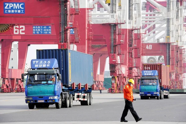 Camiones Transportan Contenedores Muelle Puerto Qingdao Ciudad Qingdao Provincia Shandong — Foto de Stock