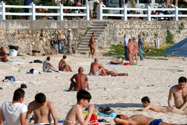 2014年2月1日 在中国海南省三亚市的海滩上 裸体主义者沐浴在阳光下 — 图库照片