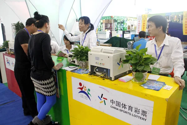 File Pessoas Visitam Estande China Sports Lottery Durante Uma Exposição — Fotografia de Stock