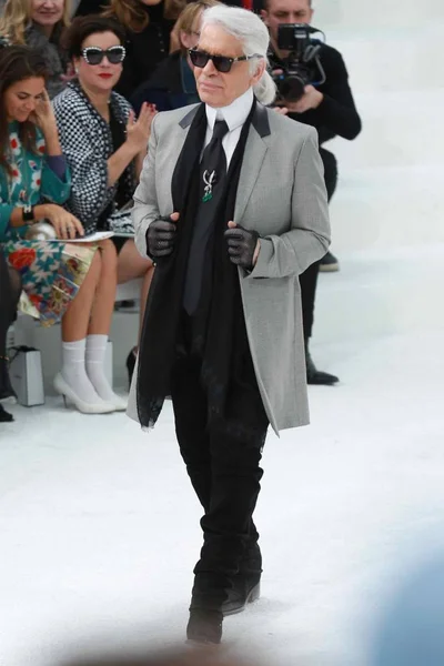 Der Deutsche Modeschöpfer Karl Lagerfeld Auf Der Chanel Modenschau Während — Stockfoto