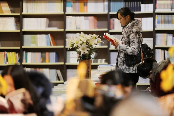 Los Clientes Leen Compran Libros Librería Librairie Avant Garde Ciudad —  Fotos de Stock