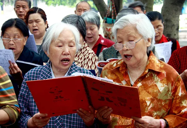 Senioři Zpívají Parku Huaxin Jihozápadní Provincie Chinas Sichuan Května 2011 — Stock fotografie