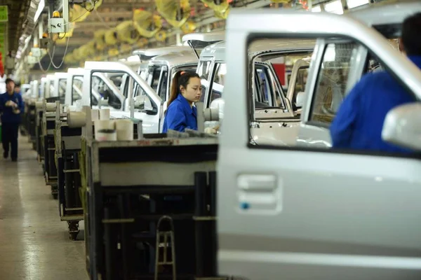 Chinese Workers Assemble Minivans Assembly Line Auto Plant Saic Wuling — Stock Photo, Image