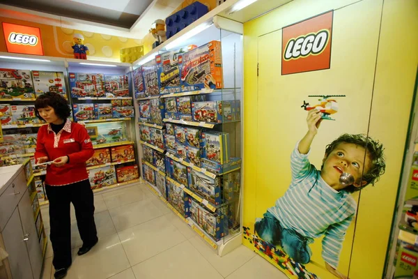 Kínai Értékesítőnő Sétál Múlt Lego Játékok Eladó Egy Áruházban Sanghajban — Stock Fotó