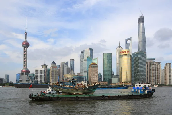 2014年7月17日 中国人アーティスト グオキアンが上海の黄浦川のバンドに向かって浮かぶ99匹のぬいぐるみのアートワークを運ぶ漁船 — ストック写真