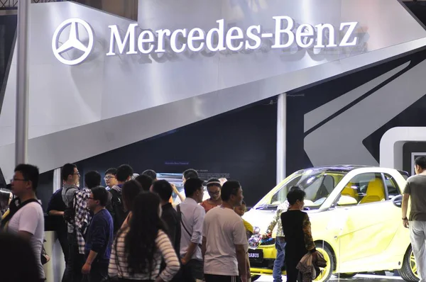Bezoekers Menigte Stand Van Mercedes Benz Tijdens Een Auto Tentoonstelling — Stockfoto