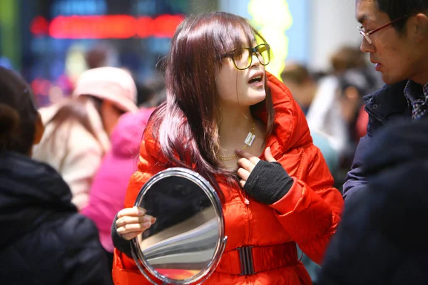 Çin Müşteriler Bir Mücevher Mağazasında Altın Süsler Yeni Yıl Gününde — Stok fotoğraf