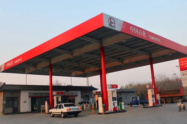 Vista Una Gasolinera Sinopec Ciudad Dezhou Provincia Chinas Shandong Marzo —  Fotos de Stock