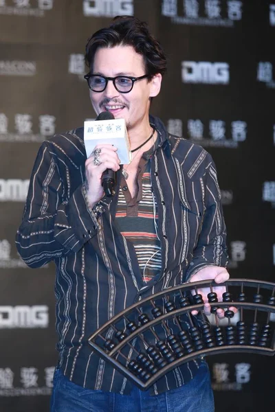 Amerikaans Acteur Johnny Depp Spreekt Als Hij Een Chinese Abacus — Stockfoto