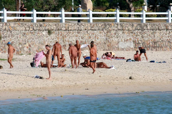 Nudists Sütkébe Napsütésben Egy Strandon Sanya City Dél Chinas Hainan — Stock Fotó