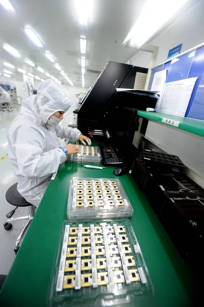 Trabalhador Chinês Examina Chips Produtos Fotovoltaicos Fábrica Suncore Photovoltaic Technology — Fotografia de Stock