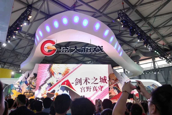 Odwiedzających Tłum Stoisko Shanda Games Podczas China Digital Entertainment Expo — Zdjęcie stockowe