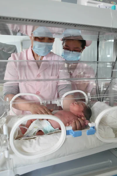 2014年1月1日 中国护士在江苏省连云港市甘玉县一家医院的孵化器里照顾一名新生儿 — 图库照片