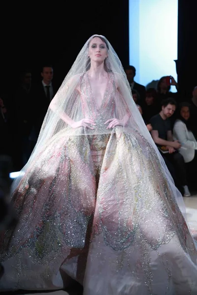 Una Modelo Muestra Una Nueva Creación Desfile Moda Elie Saab — Foto de Stock