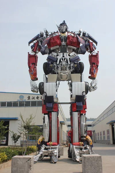 Гигантский Optimus Prime Изготовленный Автомобильных Отходов Представлен Индустриальном Парке Городе — стоковое фото