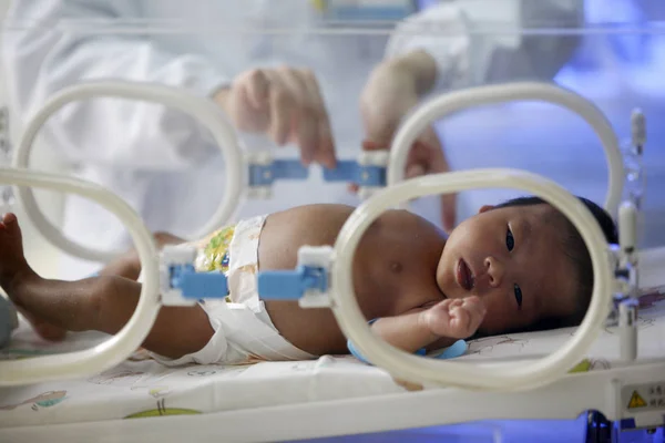 Eine Chinesische Krankenschwester Nimmt Ein Neugeborenes Baby Einem Brutkasten Einem — Stockfoto