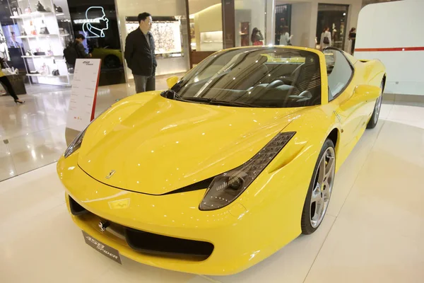 Kund Tittar Ferrari 458 Spider Ett Köp Centrum Shanghai Kina — Stockfoto