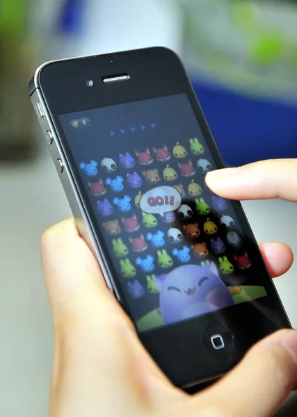 Mobile Phone User Plays Game Wechat Mobile Masseging App Tencent — Stock Photo, Image