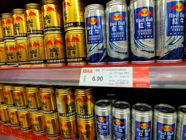 Latas Red Bull Bebida Energética Están Venta Supermercado Ciudad Yichang —  Fotos de Stock