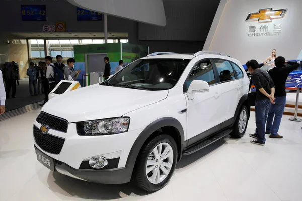 Los Visitantes Observan Chevrolet Captiva Suv General Motors Durante 11ª —  Fotos de Stock