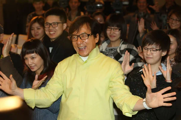 香港演员成龙在2014年3月17日于中国北京举行的演唱会新闻发布会上摆姿势 — 图库照片