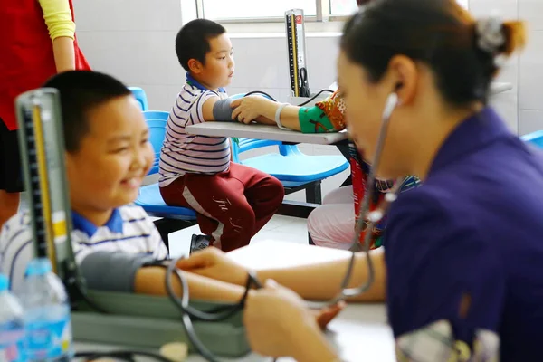 Chinese Workers Measure Blood Pressures Obese Young Students Physical Examination — Stock Photo, Image
