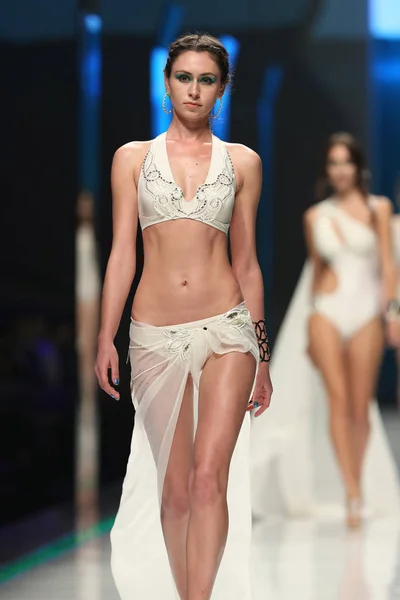 Model Wyświetla Nowe Stworzenie Pokaz Mody Bielizna Marki Aimer Podczas — Zdjęcie stockowe