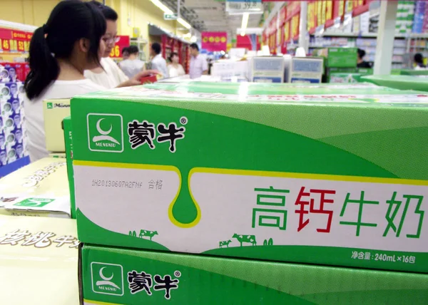 Chinese Customers Shop Mengniu Milk Supermarket Nanjing City East Chinas — Stock Photo, Image