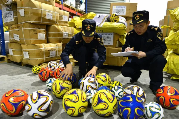 Les Douaniers Chinois Comptent Saisis Faux Ballons Football Coupe Monde — Photo