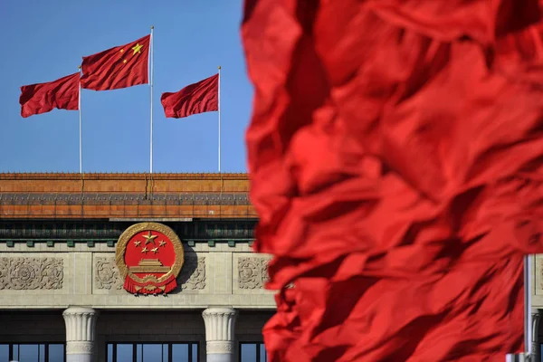 Röda Flaggor Fladdrar Framför Folkets Stora Hall Peking Kina Mars — Stockfoto