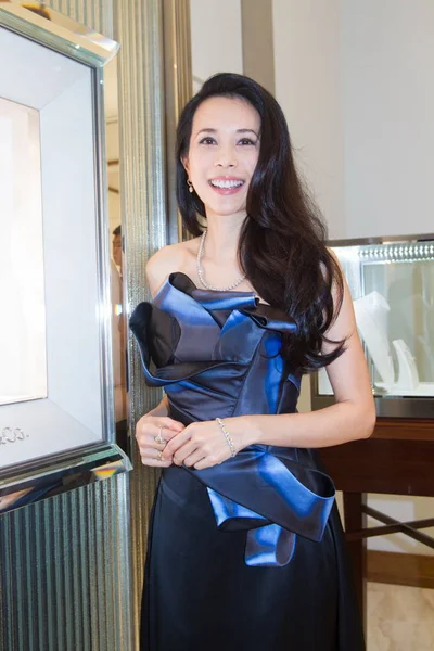 香港の歌手および女優カレン モクが 2014 南西の中国四川省成都市で新しいティファニー 株式ストアの開会式中にポーズします — ストック写真