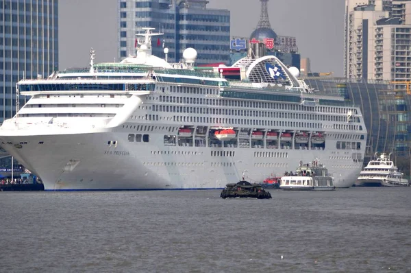 Navio Cruzeiro Sea Princess Atracam Aeroporto Internacional Cruzeiro Porto Xangai — Fotografia de Stock