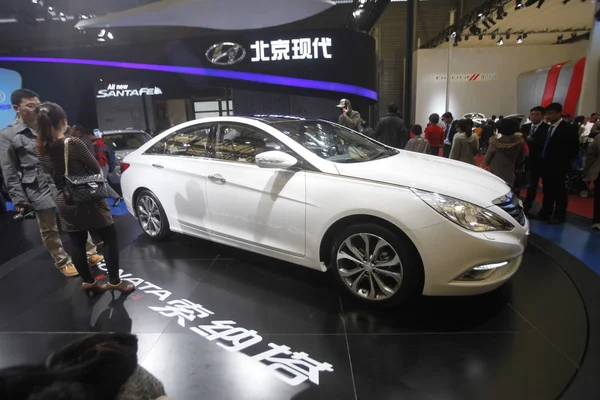 Visitantes Olham Para Hyundai Sunata Estande Hyundai Durante 15Th Shanghai — Fotografia de Stock
