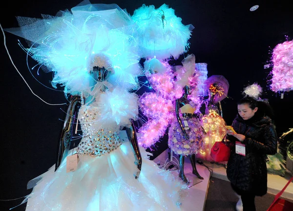 Visitante Toma Fotos Vestidos Novia Fibra Óptica Iluminados Exhibición China — Foto de Stock