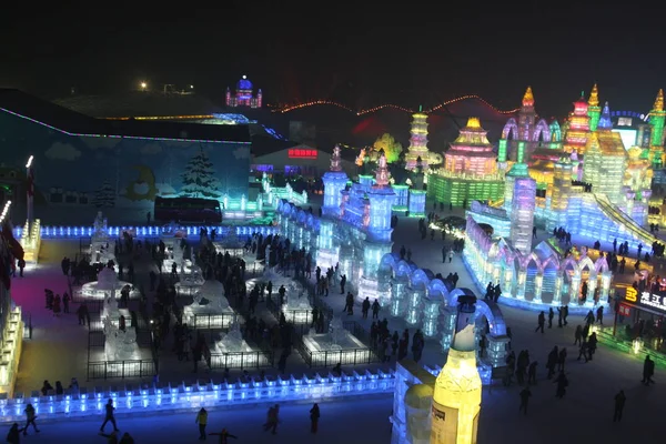 Besucher Spazieren Eisskulpturen Beim Internationalen Eis Und Schneefestival Harbin Der — Stockfoto