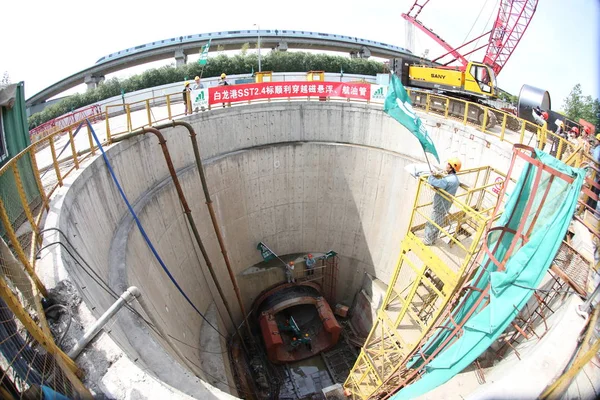 彼らは Pudongs 沙地区 中国で Bailonggang 下水処理プロジェクトの メートルの下水管を敷設に成功するよう 労働者波フラグ — ストック写真