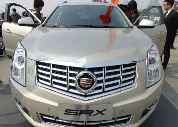 Visitors Look Cadillac Srx General Motors Auto Show Qingdao City — 스톡 사진